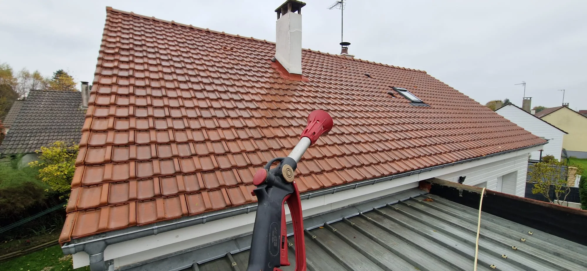 Démoussage de toiture à Rouen par Bogey Rénovation